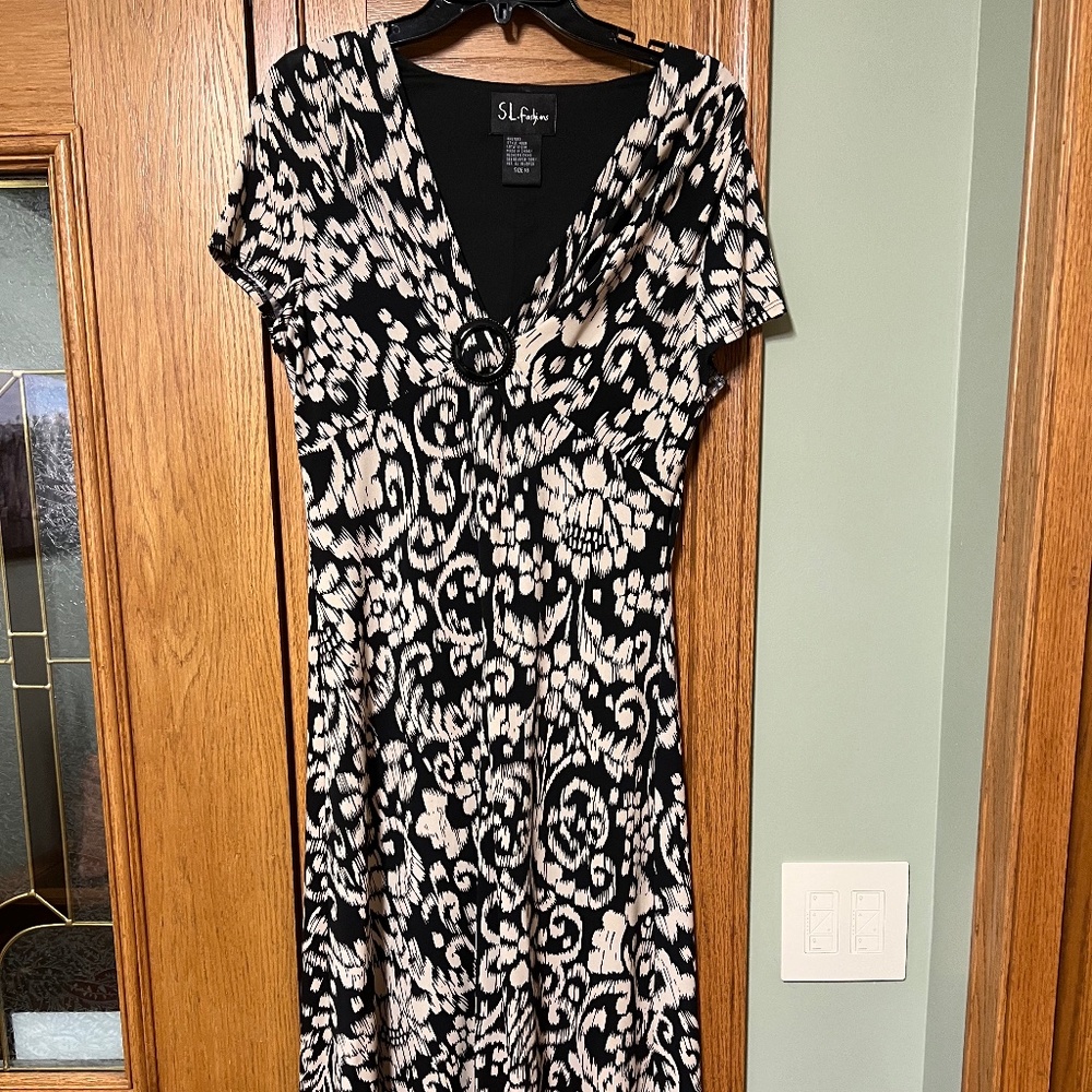 SL Fashions Vneck dress. Size 16. Black and cream